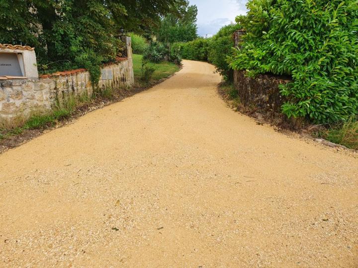 J’aménage votre extérieur avec des chemins d’accès.